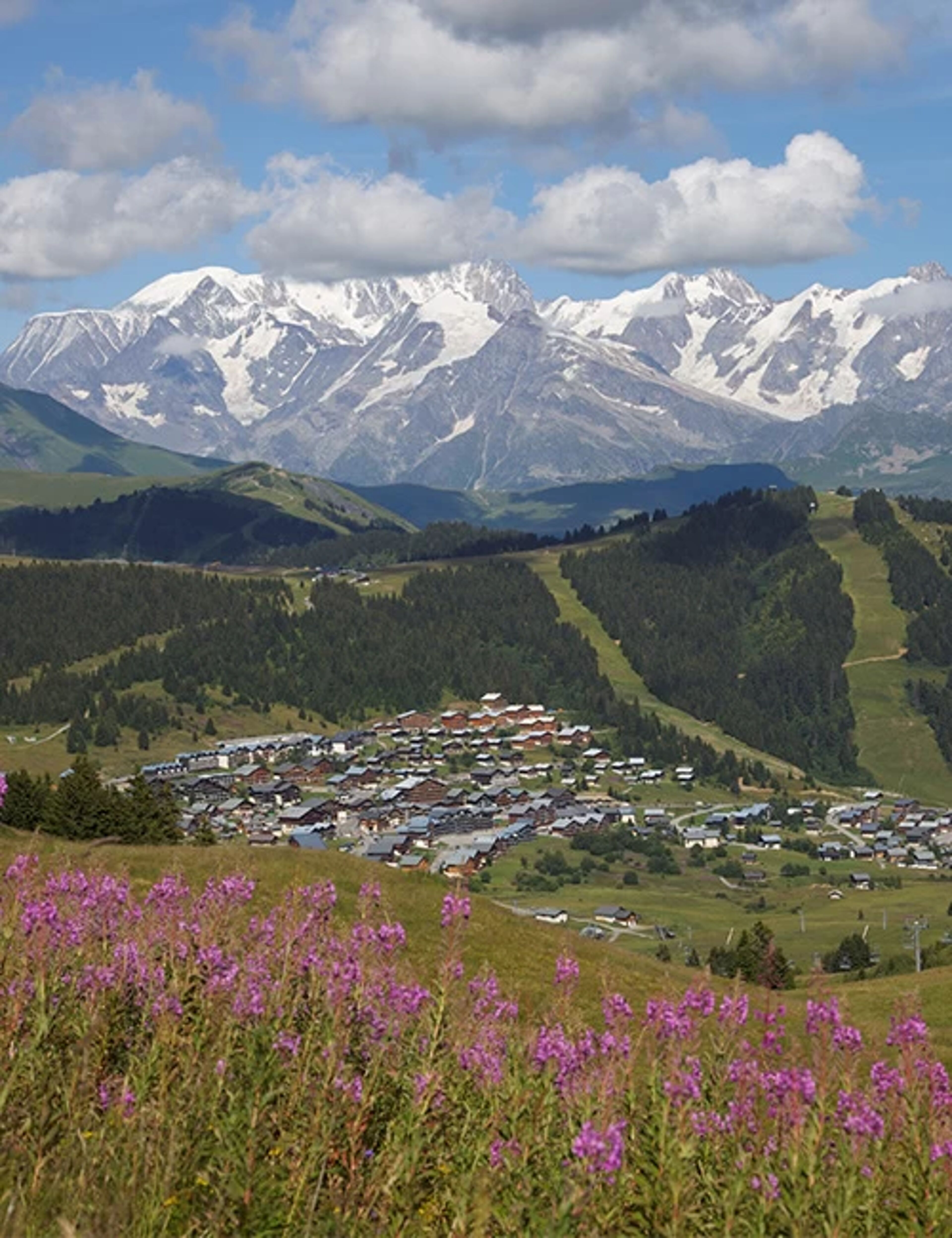 Station Les Saisies, vue montagne et village été