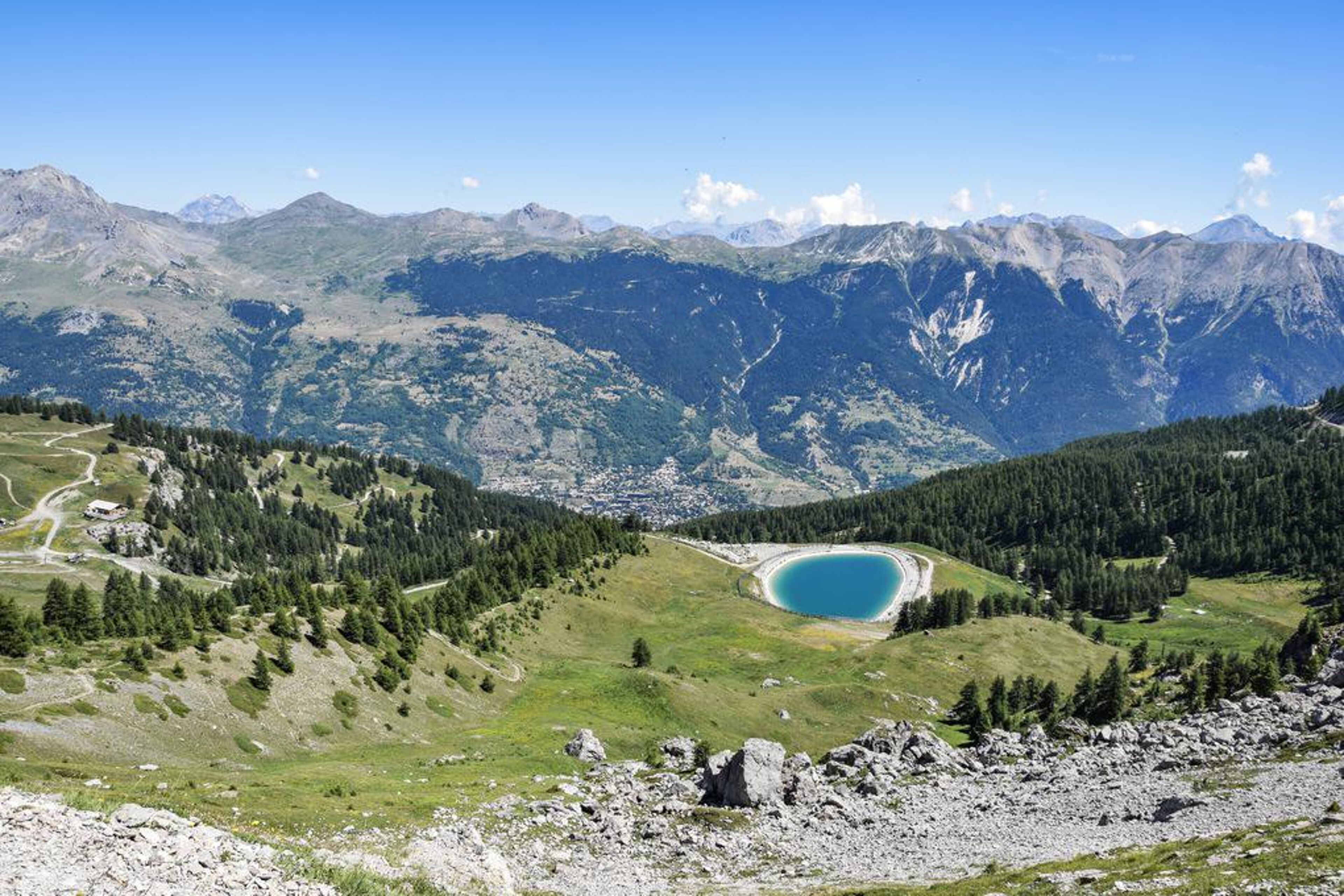 Baignade à la montagne au Lac d’Aiguebelette (Savoie)
