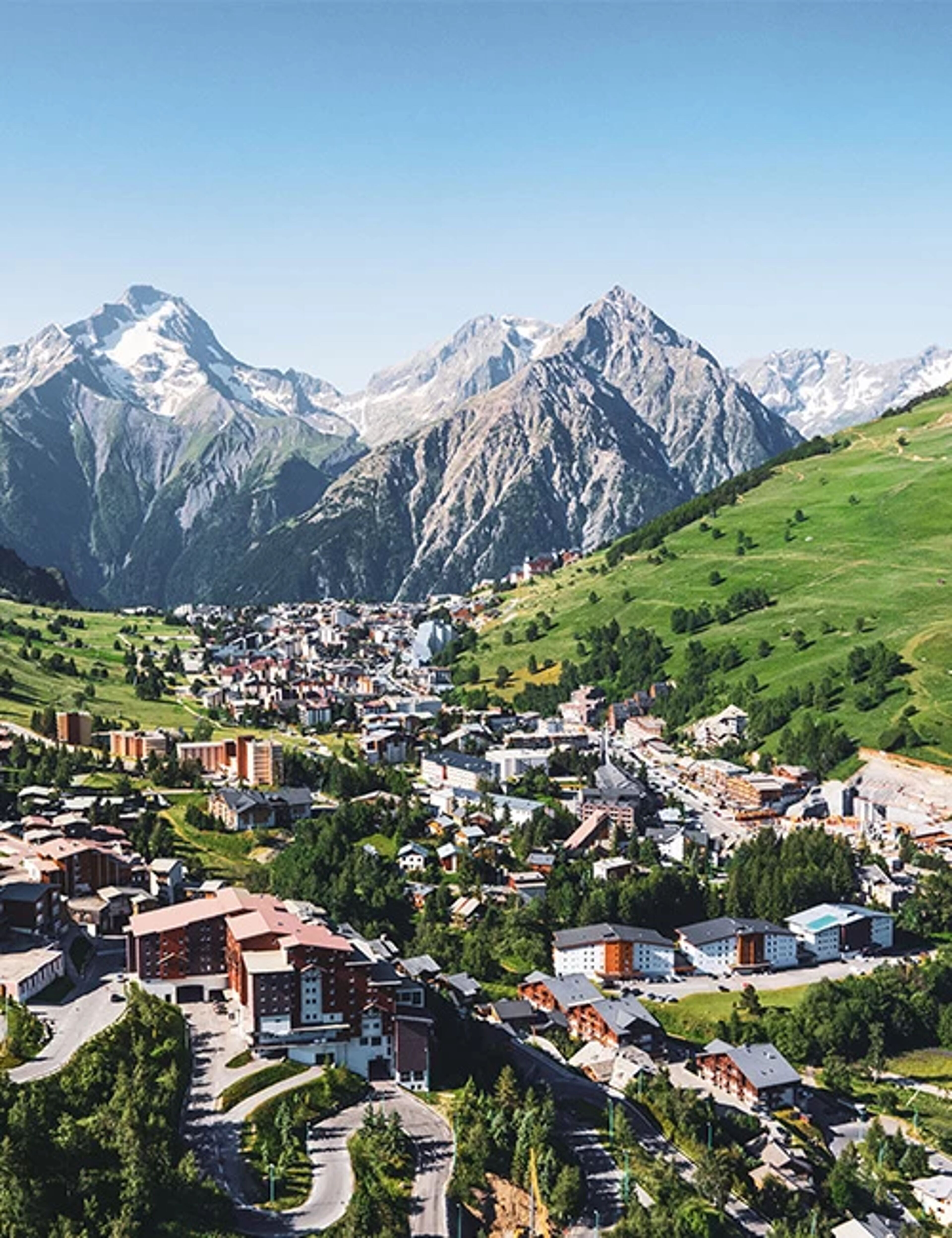 Station Deux Alpes, vue village et montagne été