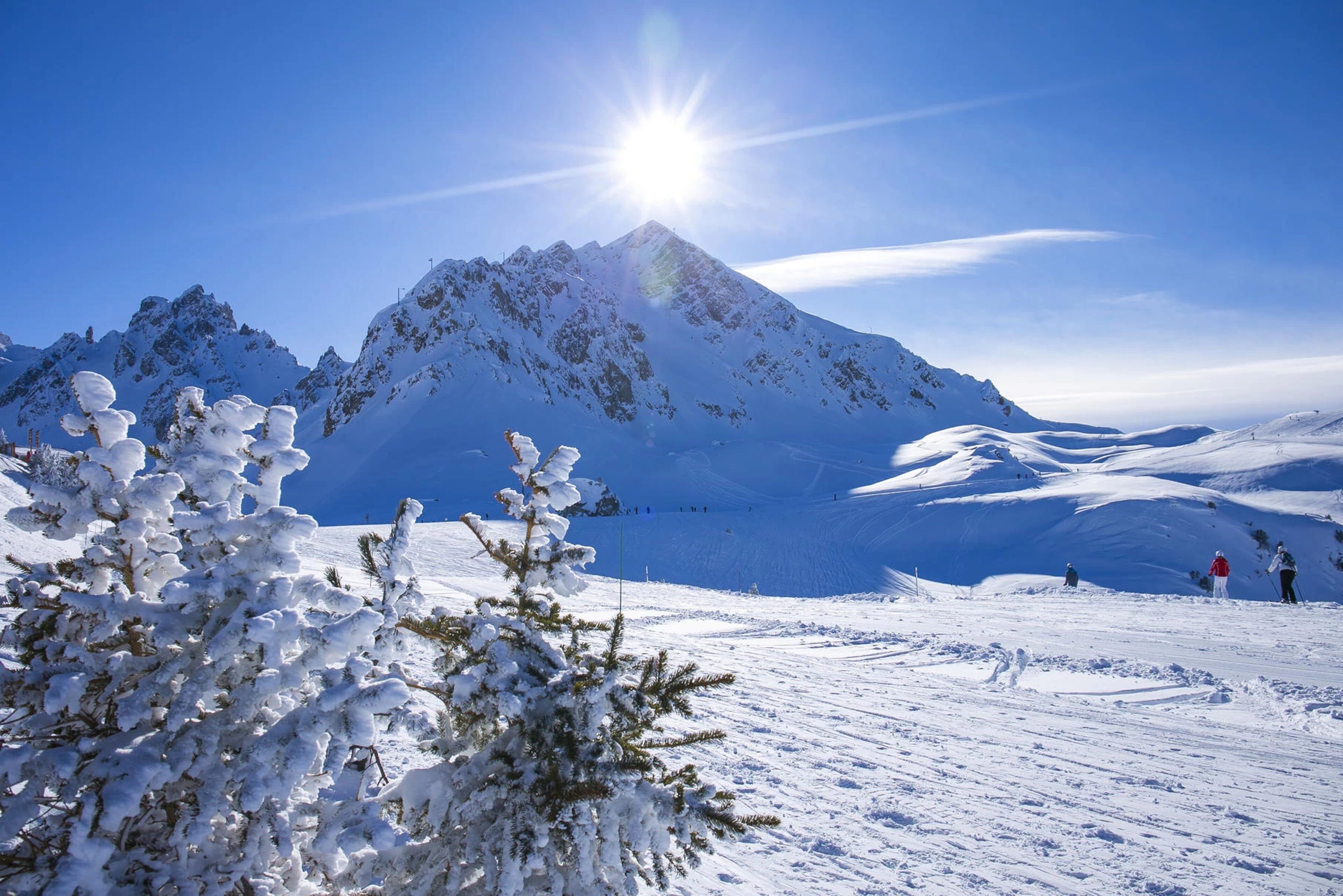 Cours de ski avec vue sur les montagnes enneigées