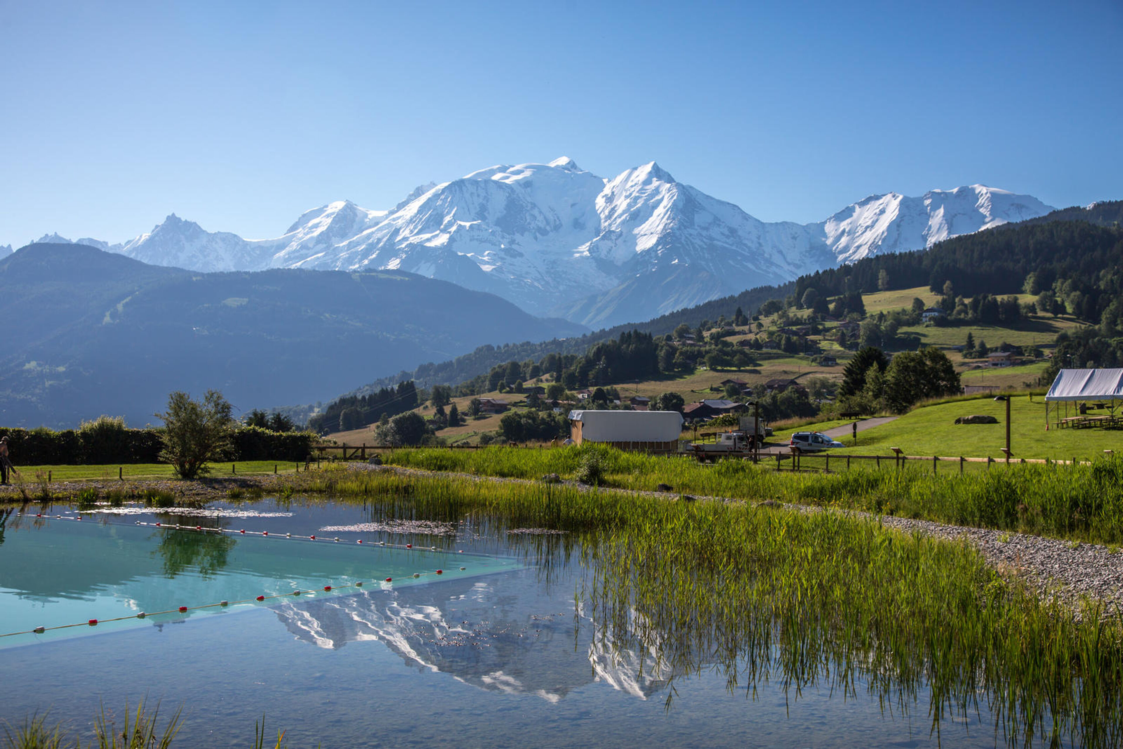 Baignade à Combloux au biotope avec vue sur Mont-Blanc