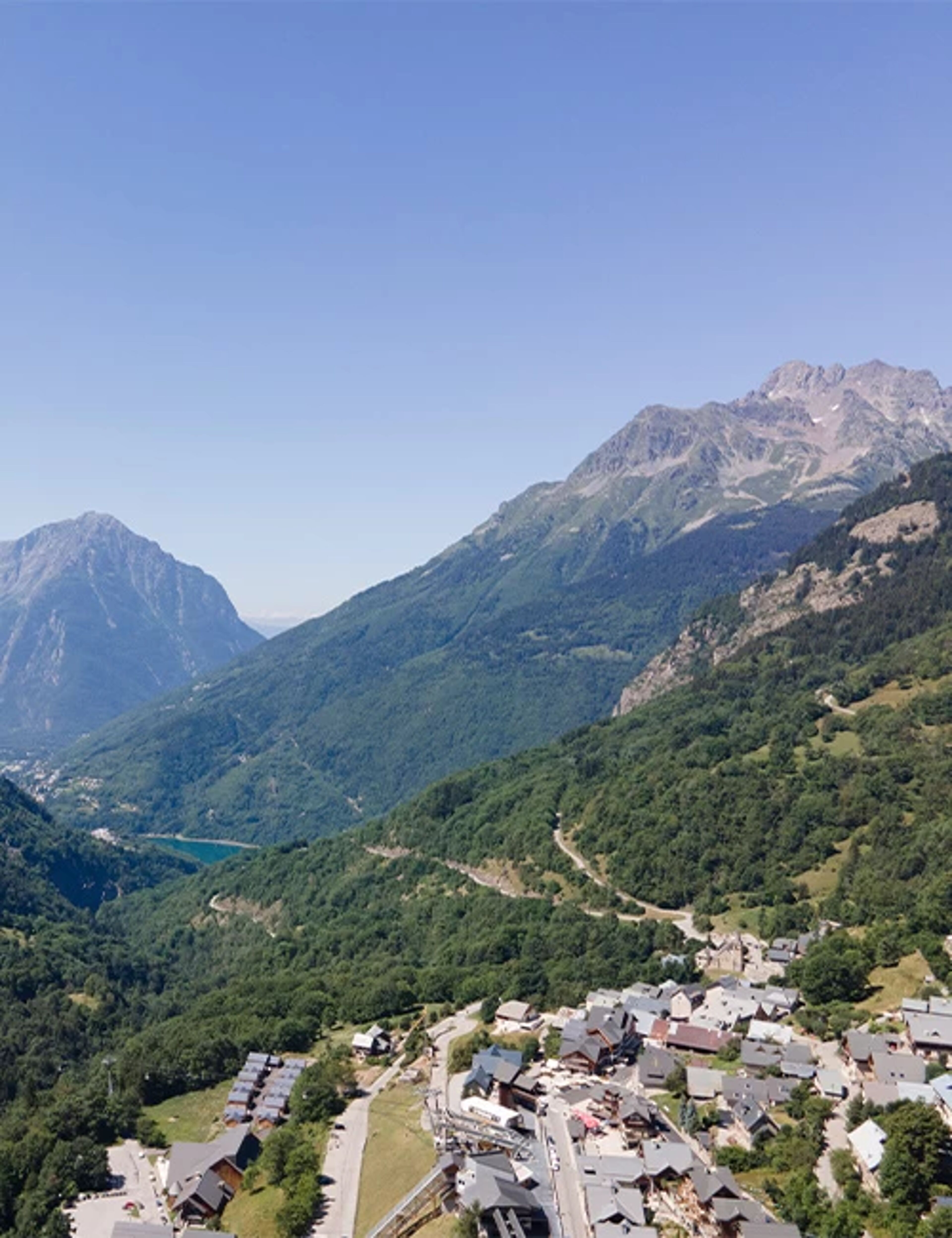 Station Vaujany, vue montagne et station été