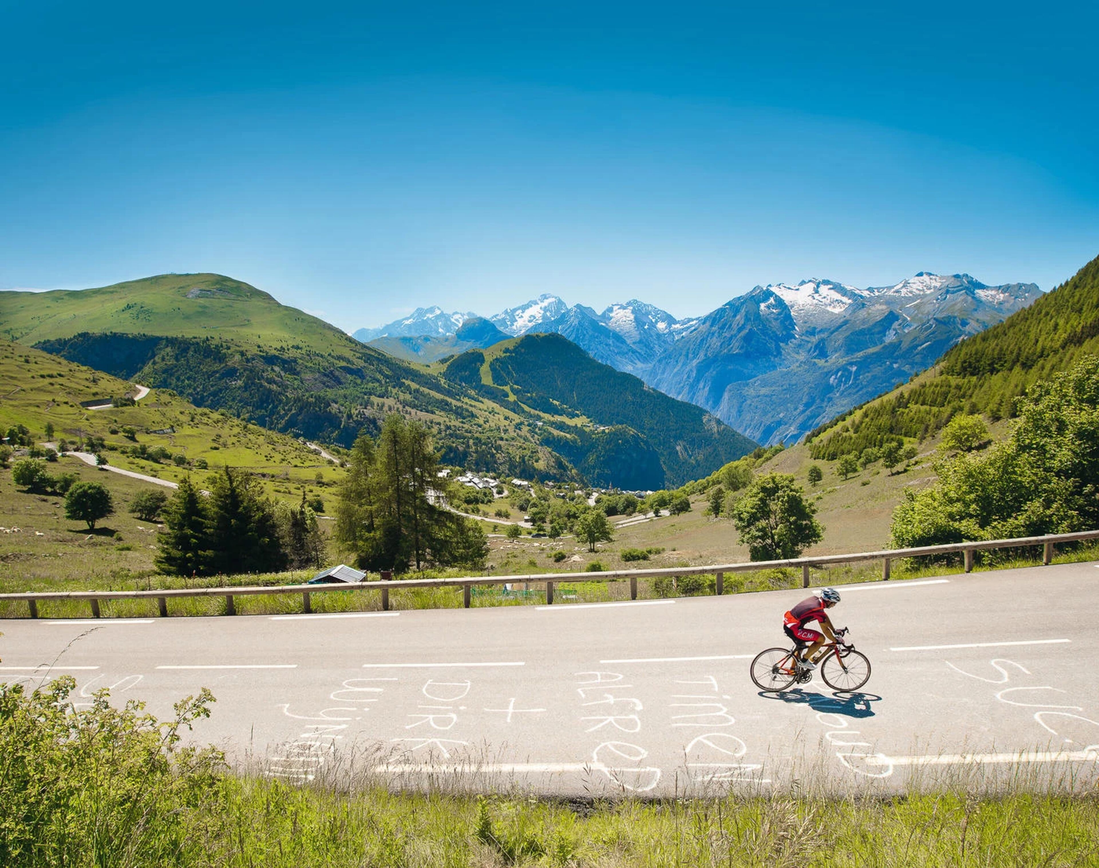 Homme en VTT sur la route à L'Alpe d'Huez 
